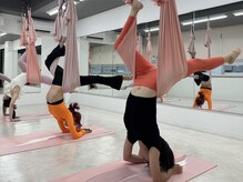 エンボディ ピラティススタジオ 野田阪神店(EMBODY Pilates Studio)の雰囲気（空中で全身の筋肉を伸ばしストレッチをおこなうエアリアルヨガ♪）