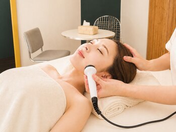 ナナイロ 新宿(nanairo)の写真/脂肪分解美容液でたるんだ皮膚や脂肪をアタック！即日スッキリ小顔美人／新宿駅南口／ウエディング