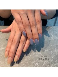 ベージュ×ブルーの大人ネイル