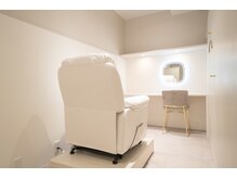 個室のお部屋でリラックスしながら施術を受けて頂けます。各部屋にしきりがあるのでお休みになられる方も。