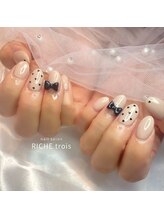 リッシュ トロワ(RICHE trois)/ガーリーな黒フレンチネイル