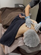 ＜ガチガチ筋肉×強烈肩コリ＞ 電気を使った揉みほぐし リラクネオ 秋葉原店/肩～肩甲骨