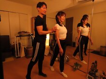 アポセオシス 目黒駅前(apotheosis)の雰囲気（鏡張りの室内で姿勢や歩き方を確認し歪み、力み、軸の状態確認）