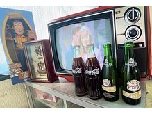 店内で販売している瓶コーラを飲みながらカラーテレビを鑑賞◆
