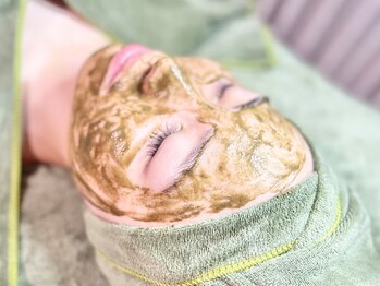 ラシク(LASHIQ)の写真/【攻めと守りのWアプローチ】物足りなさを感じさせない、至高の調合式ハーブピーリング◎