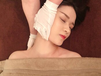 グリュック 新宿店(Gluck)の写真/スーパー小顔【[小顔矯正+毛穴洗浄+顔筋肉鍛えEMS+石膏パック90分11800円】小顔/毛穴/保湿が一気に叶う！