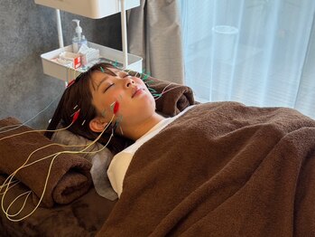 ヒノト(Hinoto)の写真/【繰り返す肌荒れに終止符を！】 2種の電気刺激でお肌の表層～奥深くまでアプローチ！小顔も肌質も同時に◎