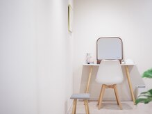private salon SORAの雰囲気（お手入れ後のお直しにご利用いただけるメイクスペース）