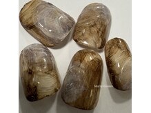 幅広いデザイン、質感や豊富なカラーリングで立体感と奥行き