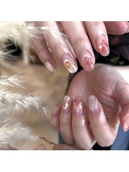 優しい色合いのニュアンスネイル