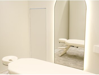 フィラメント エビス(Filament EBISU)の写真/完全個室の贅沢空間で、周りの目を気にせず自分だけの癒しをご提供。施術後は身体が軽くなります◎