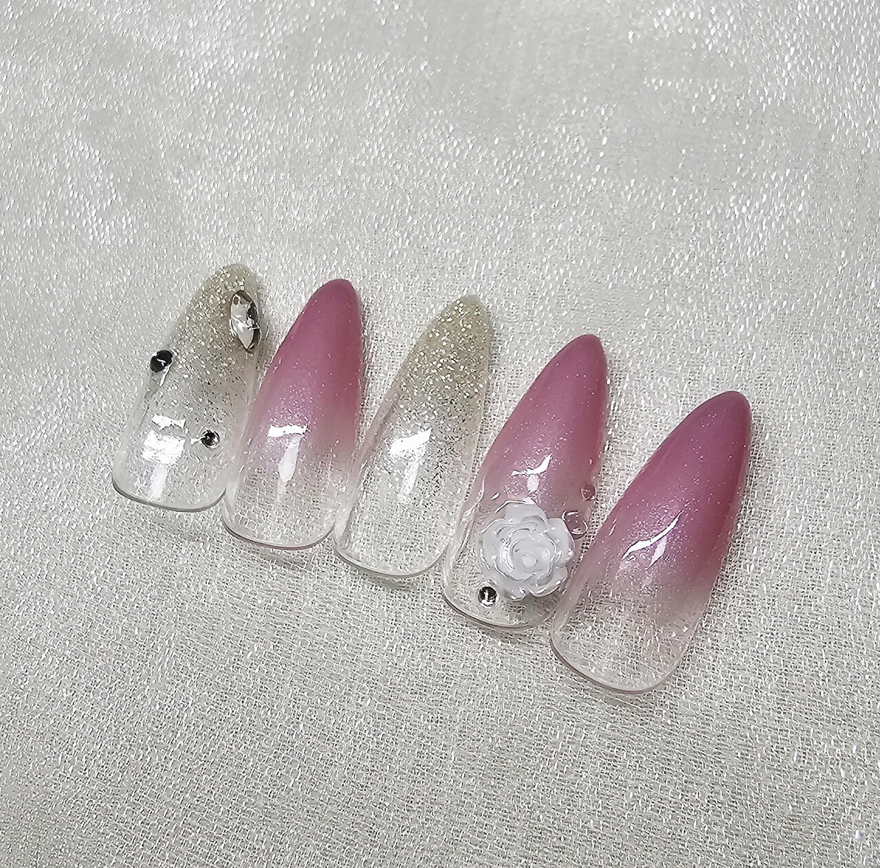 2025年-2026年冬トレンド】薔薇のネイルデザイン集｜人気順｜77ページ