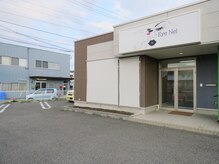 アイネル(EyeNel)の雰囲気（店舗左側が当店の駐車場です。左側にお停めください。）