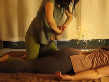 バフスタイル(buff style)/うつ伏せ状態で前ももストレッチ