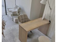 シャビーシックな店内で貸切施術☆店前に駐車場あり。