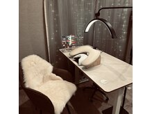 ベージュ・ブラウンを基調にした落ち着いた店内です☆