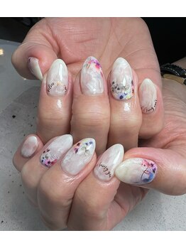 ヘアーアンドネイル ルシア(Hair&Nail Lucia)/お花の白ニュアンスネイル!