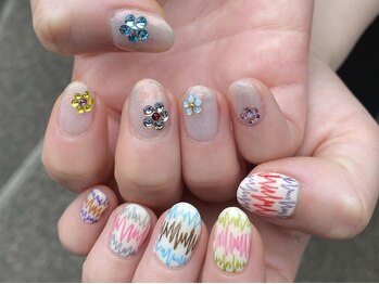 カーティシーネイルズ(curtisii NAILS)/ストーンお花と落書きネイル