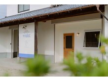 バイオレット/入口横に屋根付き駐車場あり