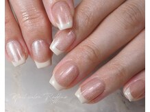 ベーシックなフレンチスタイルで洗練された指先に。