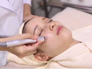 リンフェイス 高松店(LINFACE)の写真/【夢の毛穴レス！陶器肌を目指したい方に◎】毛穴の開きや黒ずみ、ざらつきを徹底ケア！毛穴レスな肌へ♪