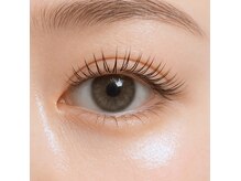 自然な長さと濃さで、目元の印象を美しく引き立てます