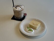 キュロン(quro.n)の雰囲気（cafeが併設__サロンご利用のお客様は特別価格でご案内してます♪）