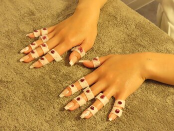 カナ(KANA)/謎の赤い液体?ハンドエステ