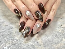 ブラウンに白インクで秋ネイル☆