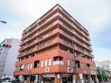 エイミーラッシュ 千葉(Aimee Lash)の雰囲気（花屋Aalsmeer横の正面階段から208号室までお越しください）