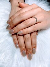 アムルーズ(Amoureuse)/グレージュネイル♪