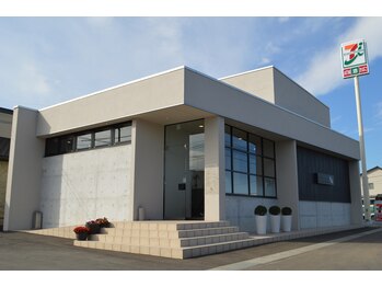 エミ(emi)/昼の店舗外観