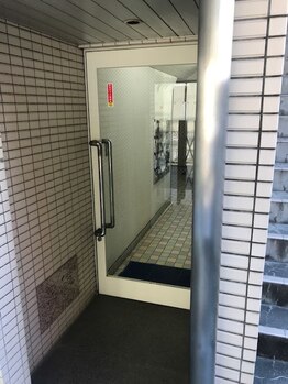 つるまる整体 町田/階段左のドアからは入れます