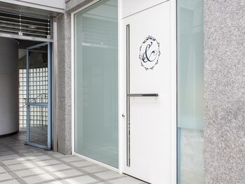アンドモア(&more)/白いドアが目印です!