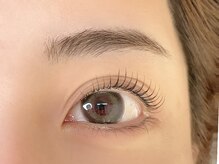 アンバー(Amber)の雰囲気（まぶたに張り付かず根本からしっかり上向きにして目元の印象UPへ）