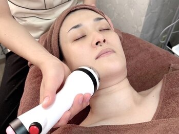 ココ(COCO)の写真/【韓国式肌管理】ほうれい線・口元のもたつき・二重アゴを徹底ケア。小顔リフトと毛穴ケアを同時に叶える◎