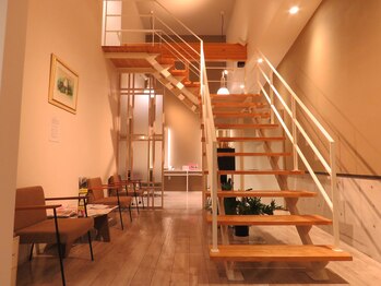 エミ(emi)/個室は階段を登り2階にあります