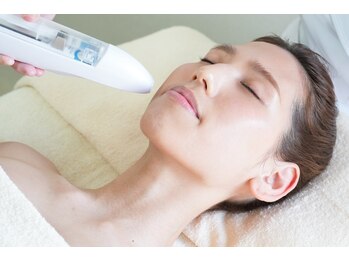 ソワン ド ブランシュ ライフ八戸ノ里店(Soin de Blanche)の写真/【ミコステラでゆるめる＋小顔矯正で顔印象スッキリ★】リフトアップ効果で理想のフェイスラインに♪