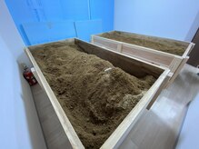 ひめ酵素ワーム(Warm)/スタッフでおがくずを被せます