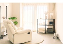 ピュア(PURE)の雰囲気（大きな窓から自然光が差し込み開放感のあるプライベート空間。）