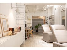 イネス(ines)の雰囲気（路面店で入りやすく、白を基調とした爽やかゆったりな店内。）