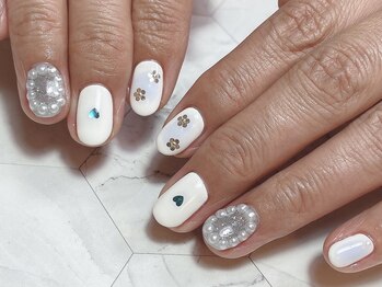 シキナ(shikina)/ホワイト　パール　ブルーチーク