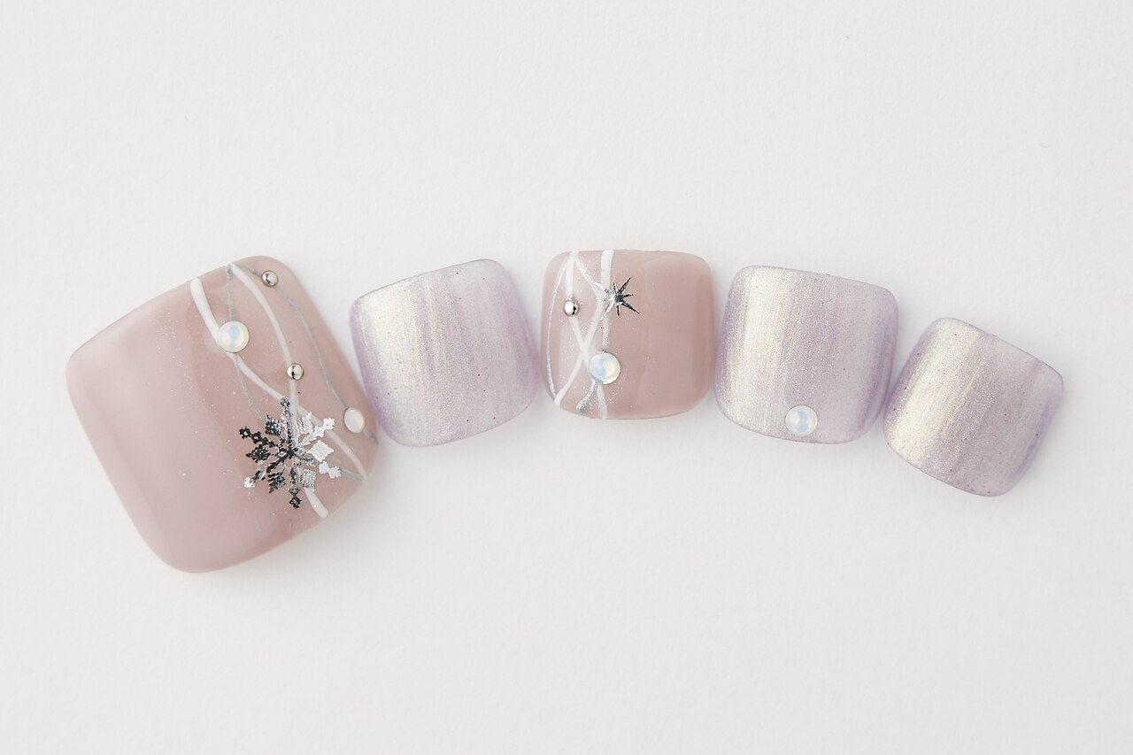 2025年秋トレンド】グレージュ フットのネイルデザイン集｜人気