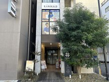 エレベーターで２階にお上がりください。