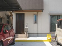 隠れ家フェイシャルサロンHanaの雰囲気（当店の外観です/赤い車が目印です）