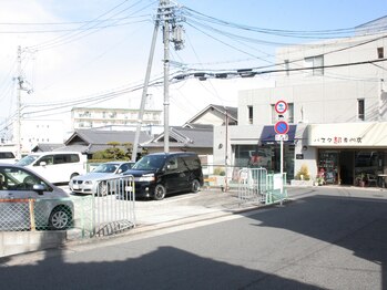 ミニョンアイラッシュデザインサロン 金剛店/左手に青空駐車場が有、そちらの