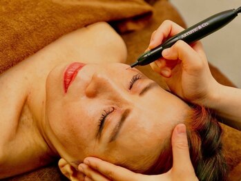 ラ ブリエ(La Briller)の写真/【やればやるほど若々しい見た目!!】痛みの少ない最新シミケアマシン◎繰り返し行うことで美肌へ導きます♪
