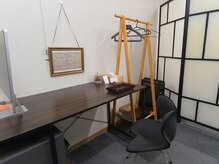 琥珀/荷物台・ハンガーラック完備