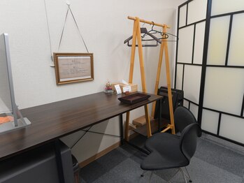 琥珀/荷物台・ハンガーラック完備