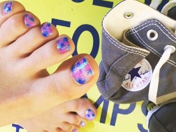 プロフェッショナル ネイルサロン ラヴィアス(LAVIAS)の写真/足元の露出が増えるこの季節に♪足先まで気を抜かない！仕事柄ハンドネイルが出来ない方にもオススメ♪